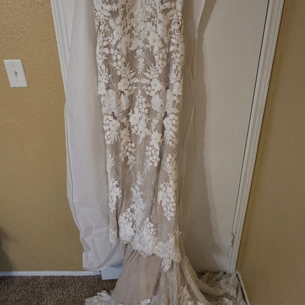 Stella York Lace Wedding Dress - Picture 3 of 6